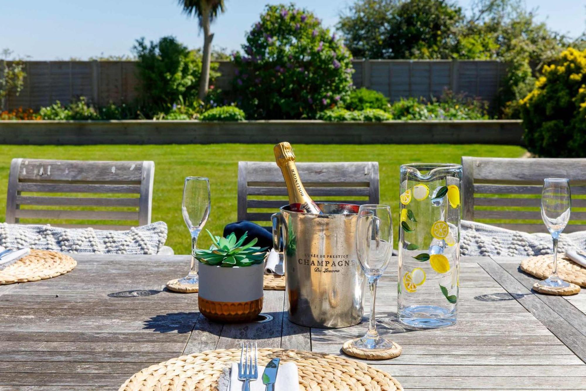 Spacious Home For 8 In Witterings - Walk To Beach East Wittering Exterior photo